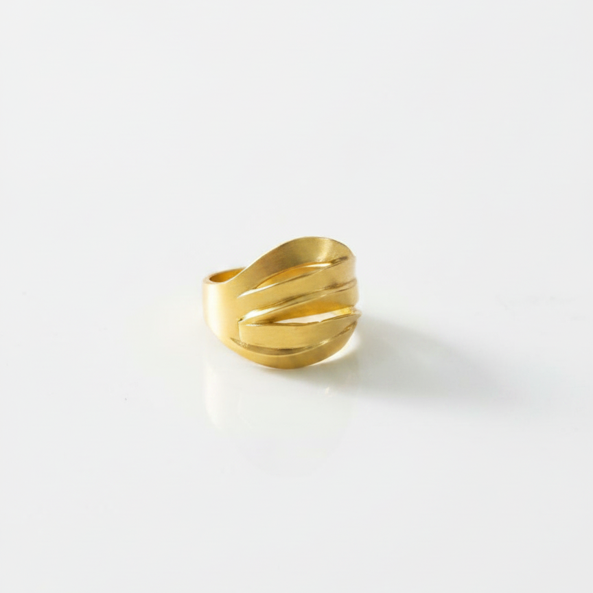 Sleek wave ring