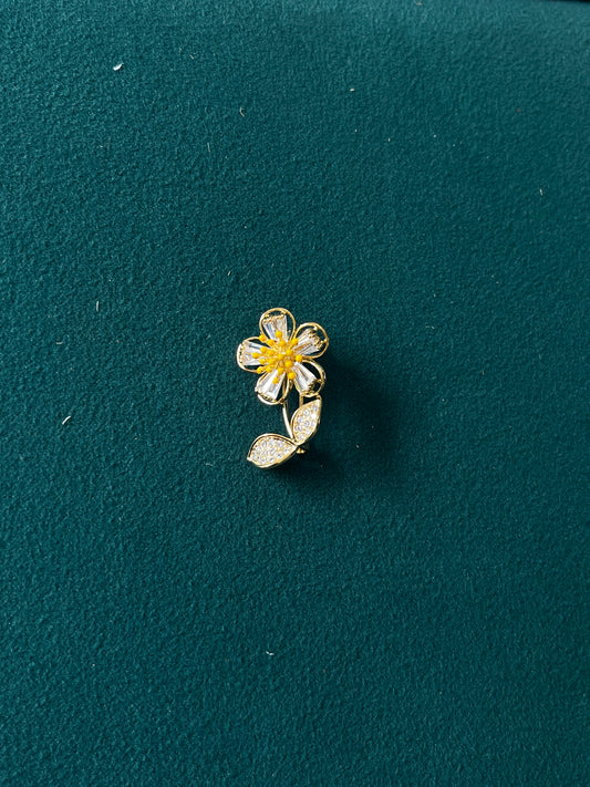 Daisy glow brooch