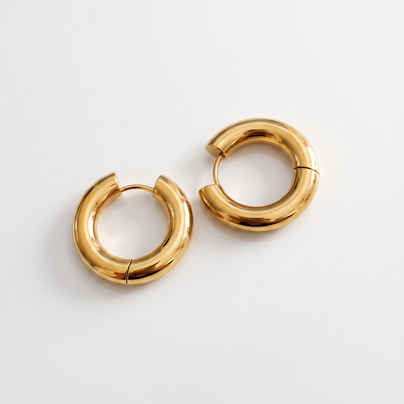 Minimal Gold Hoops (Medium)